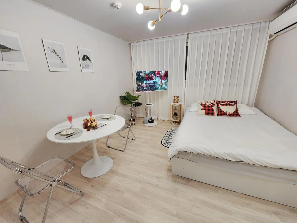 Image 2 of 2 rooms Daebang station Yeouido Hangang Park Nodeul Island