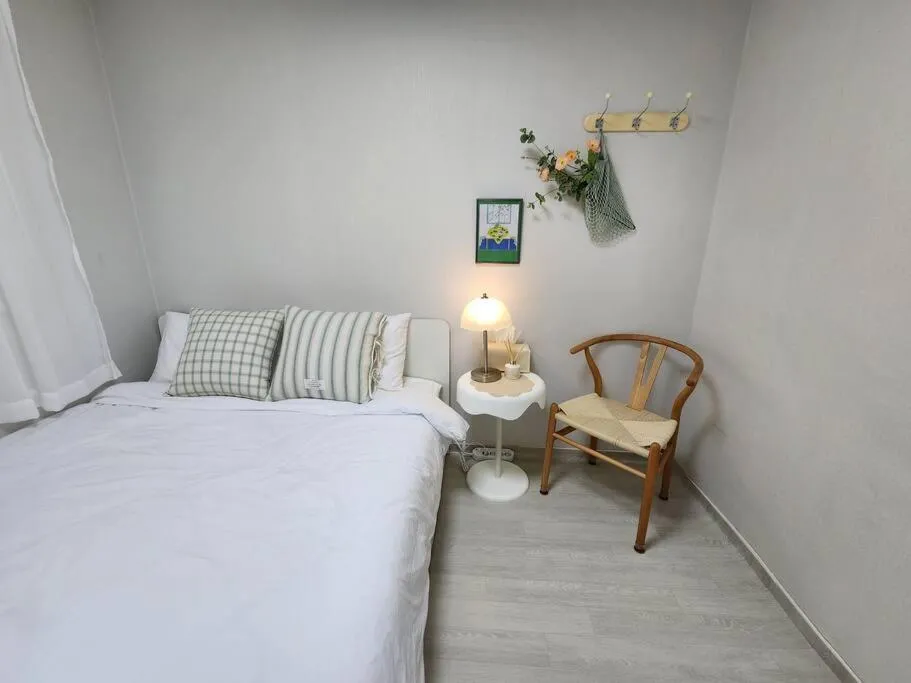 Image of 5mins to Jangseungbaegi station, 1mins to airport bus station, max 6pax, two bedrooms