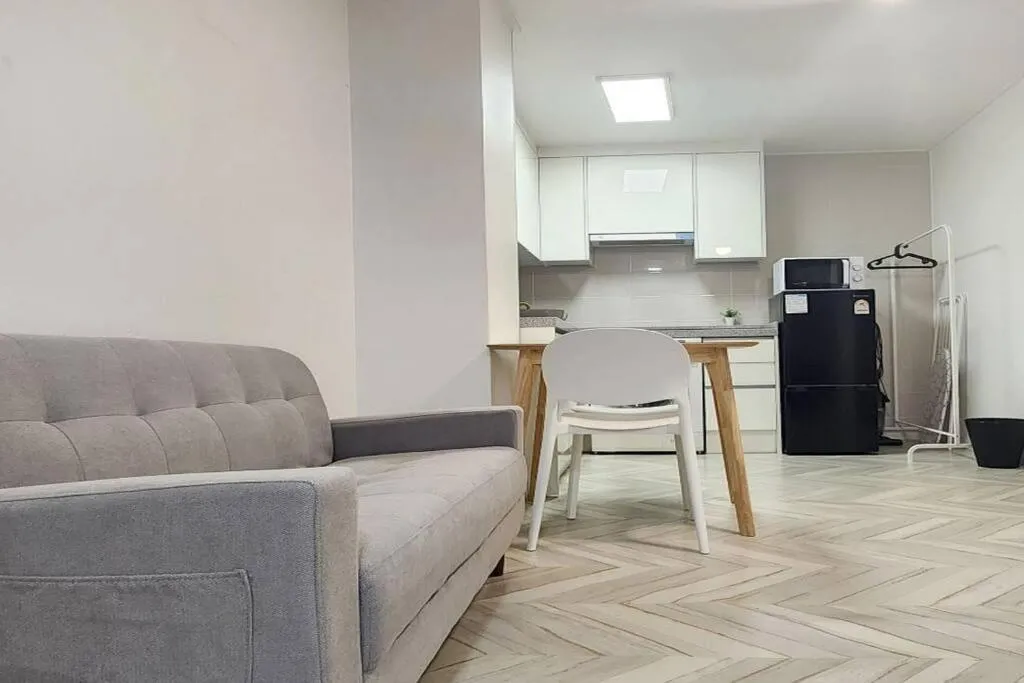 Image of B-10 White Linen House