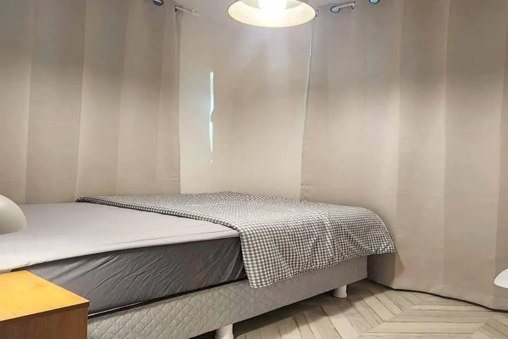 Image 4 of B-10 White Linen House