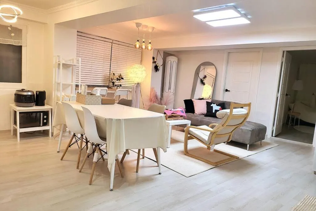 Image 1 of Best, Pick-up Svc, Private, 3 rooms, Hongdae