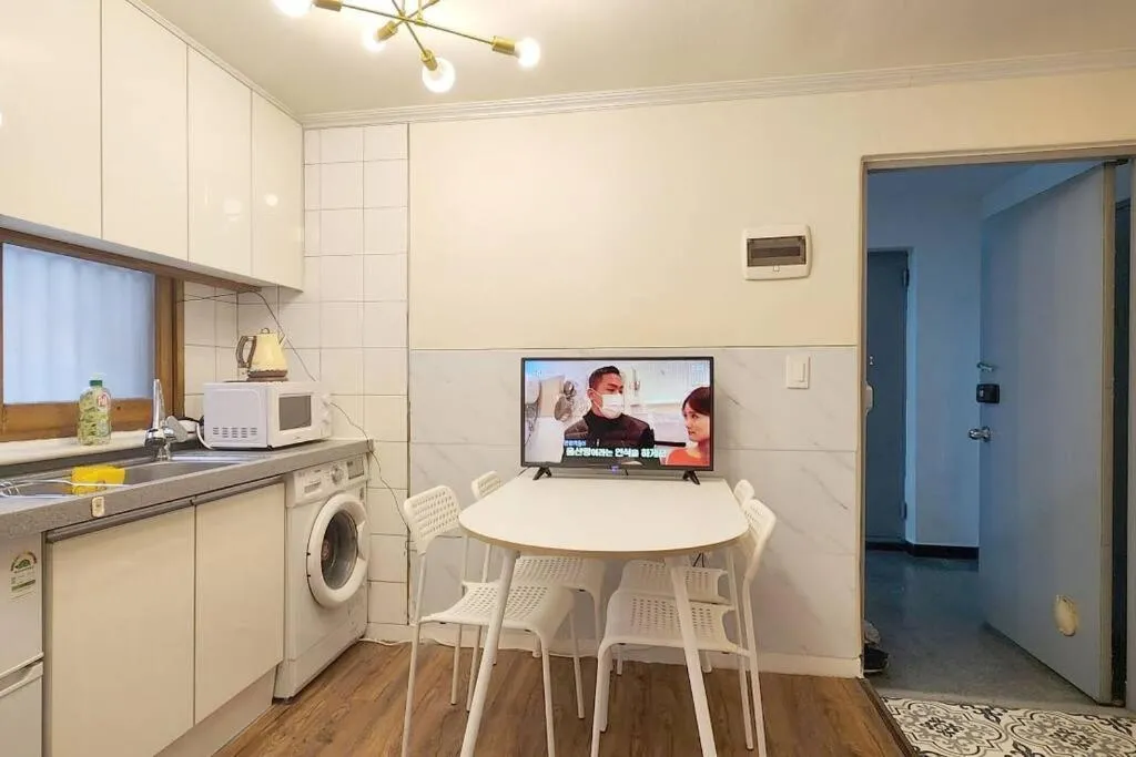 Image 6 of C2 White Linen House 2br