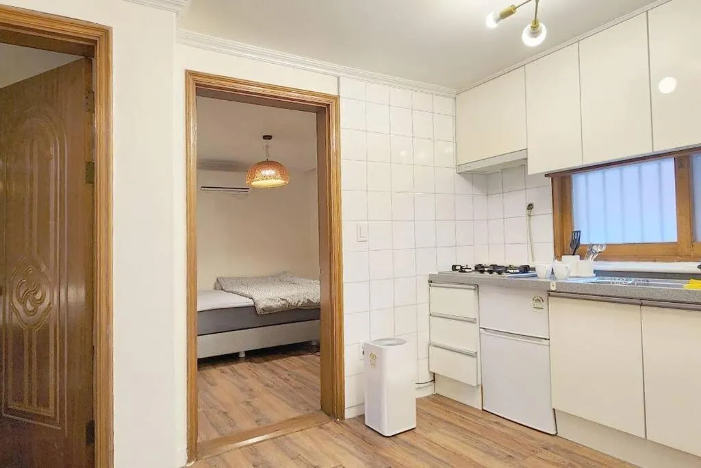 Image 5 of C2 White Linen House 2br