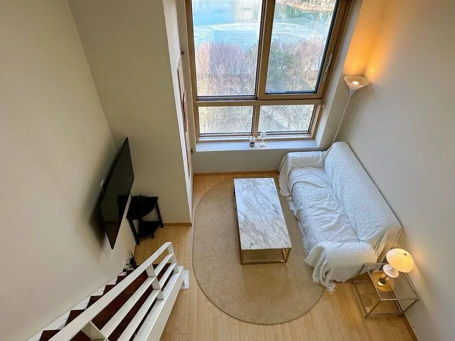 Image of Comfortable Duplex House with City Lake View #SeokchonLakeView #LotteWorld