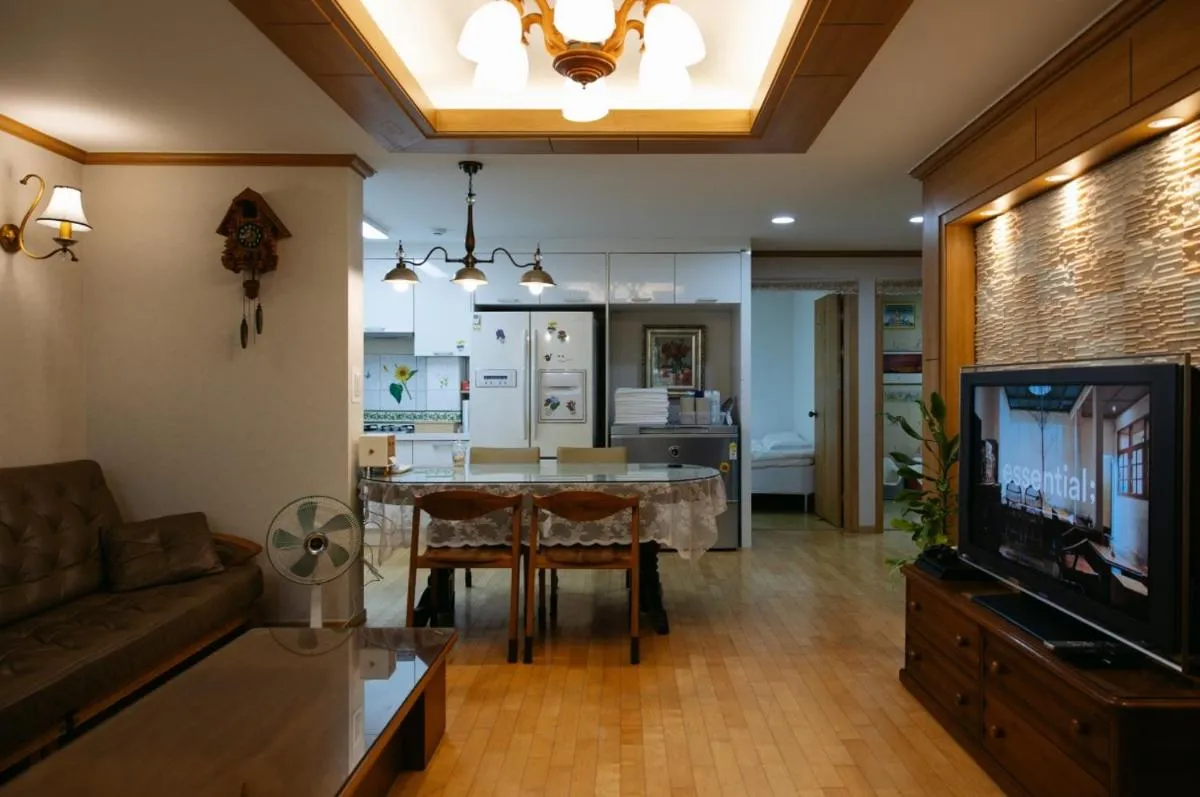 Image 2 of Comfortable home 10 min from Hongik University, 5min from Gajwa station with baby products