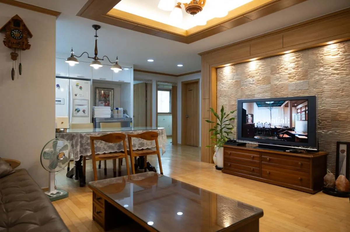 Image 5 of Comfortable home 10 min from Hongik University, 5min from Gajwa station with baby products