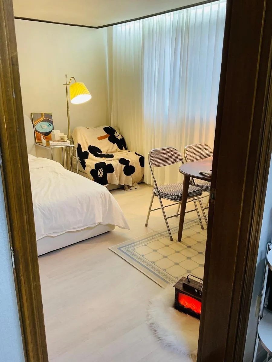 Image 4 of Cozy guesthouse, 10 minutes from SNU Entrance Station, accommodation in Sharosu-gil, OTT, Nespresso machine, within 25 minutes by subway to Hongdae, Gangnam, Seongsu, Gwanaksan, up to 5 people