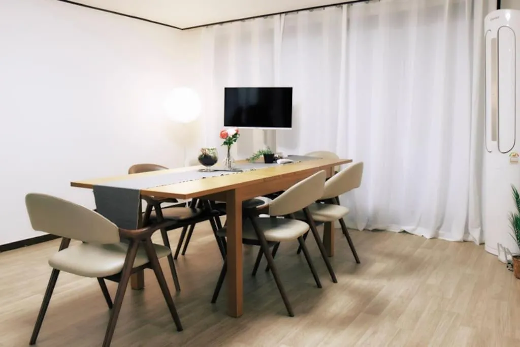 Image of Hapjeong Station, Mangwon Station Room 3