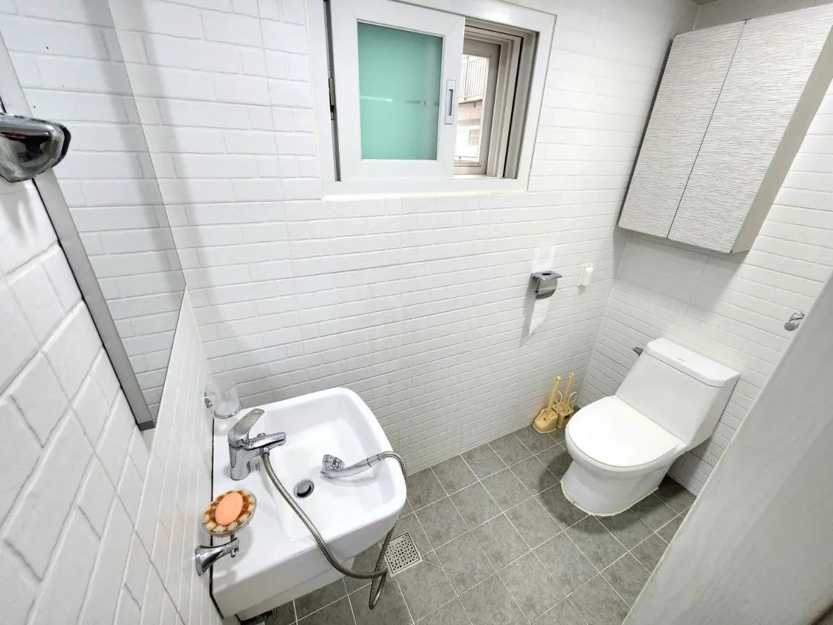 Image 4 of Hong dae, 3bed room, 2toilet, full optioned, entire house