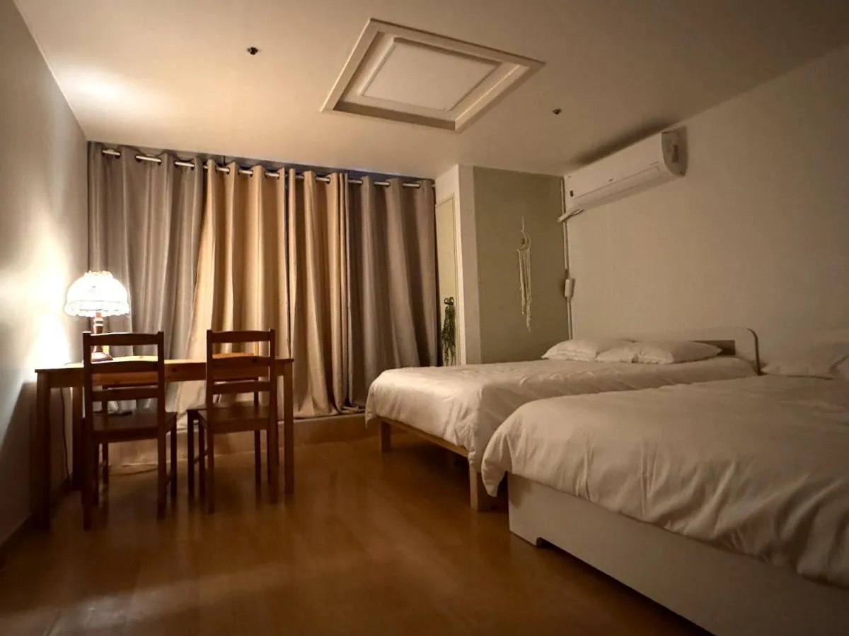 Image 6 of Hongdae Happy Room 1