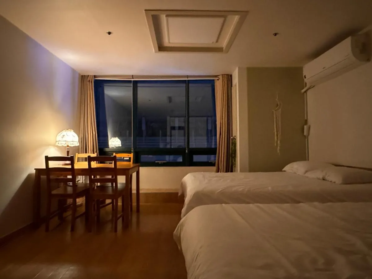 Image 5 of Hongdae Happy Room 1