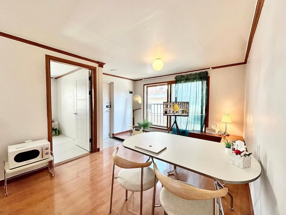 Image 3 of New, 3min to Hapjeong St, Airport bus stop, 10min to Hongdae & Mangwon Market, Han River Park, 2BR 2QB full of sunshine, Hotel bedding, City Nature