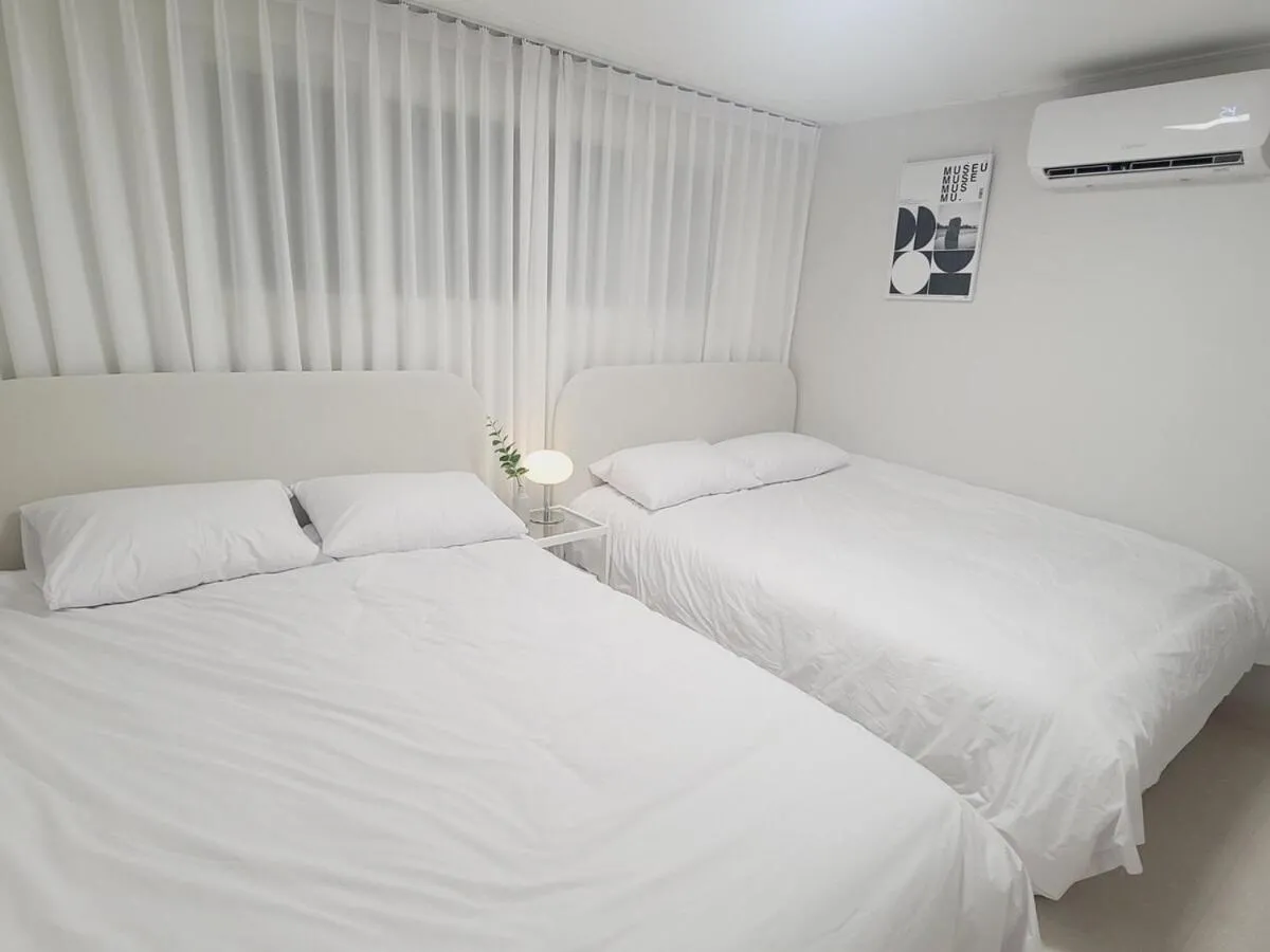 Image 6 of New, 리모델링, 홍대입구역 도보 7분, 방2, 퀸침대3, AREX, 외국인 전용, SONG Stay