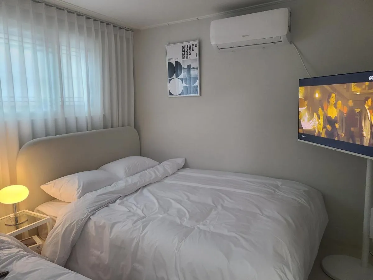 Image 1 of New, 리모델링, 홍대입구역 도보 7분, 방2, 퀸침대3, AREX, 외국인 전용, SONG Stay
