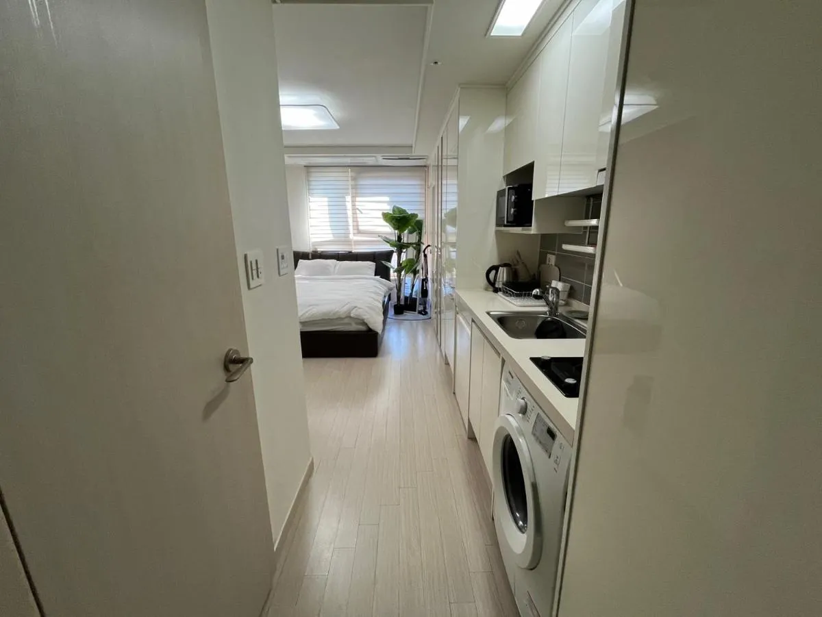 Image 2 of Perfect Stay in Gangnam, Just 1 Minute from Sinnonhyeon Station