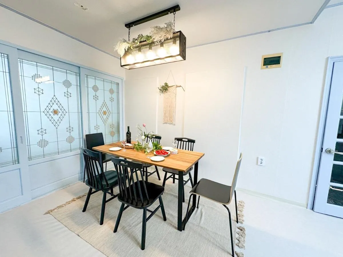 Image 2 of STAY ROCK 樂 2 Room 3 Beds 3 min from Ewha Univ stn