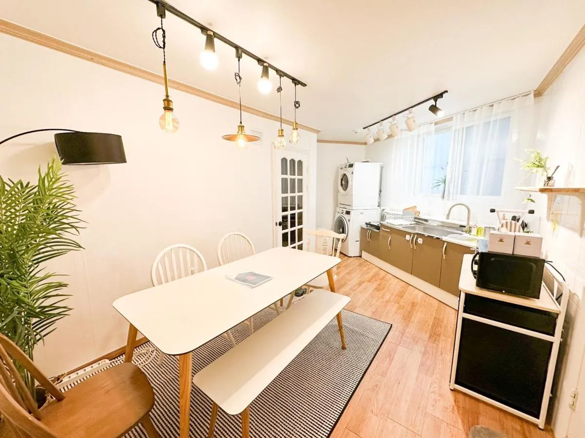 Image 1 of STAY ROCK 樂 2 Room 3 Beds 3 min from Ewha Univ stn