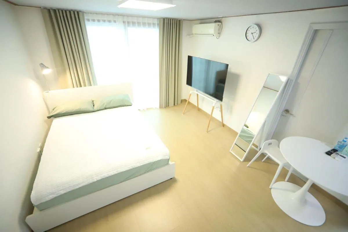 Image 3 of SUITE