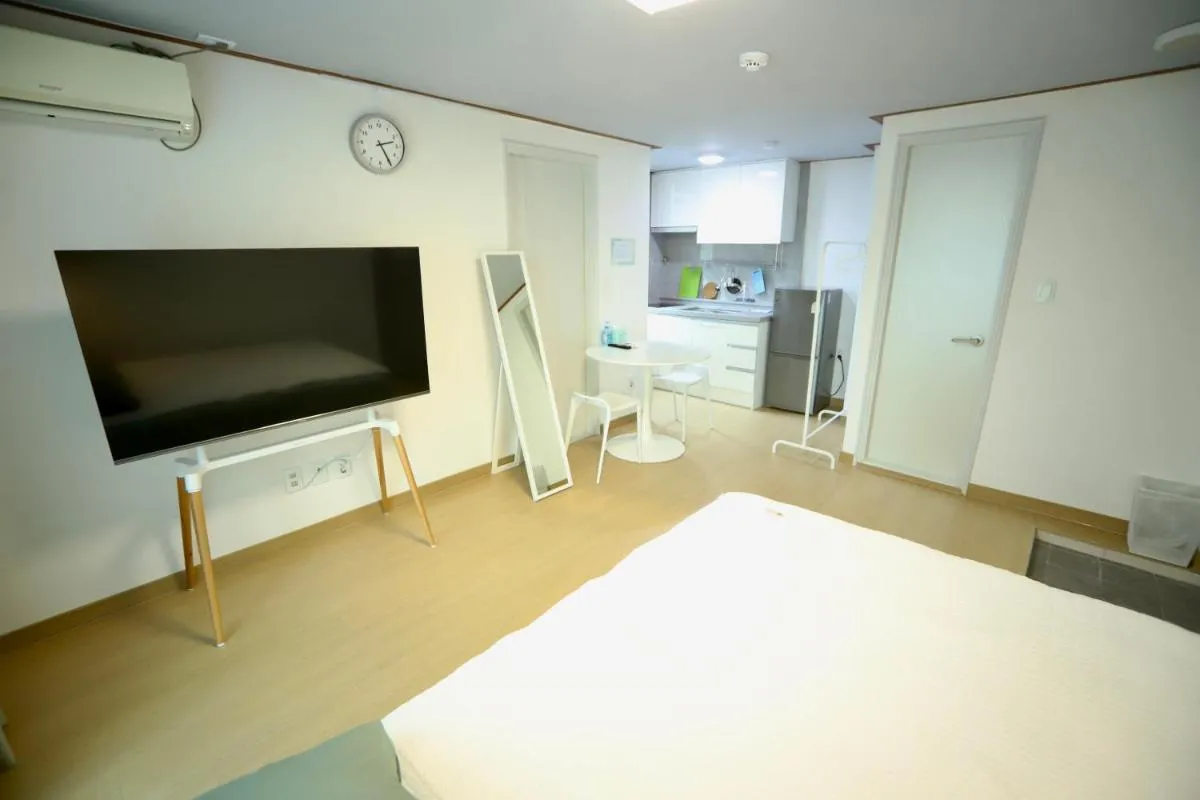 Image 4 of SUITE
