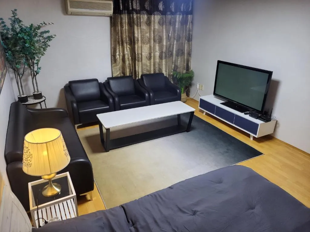 Image of Spacious Master Suite #5
