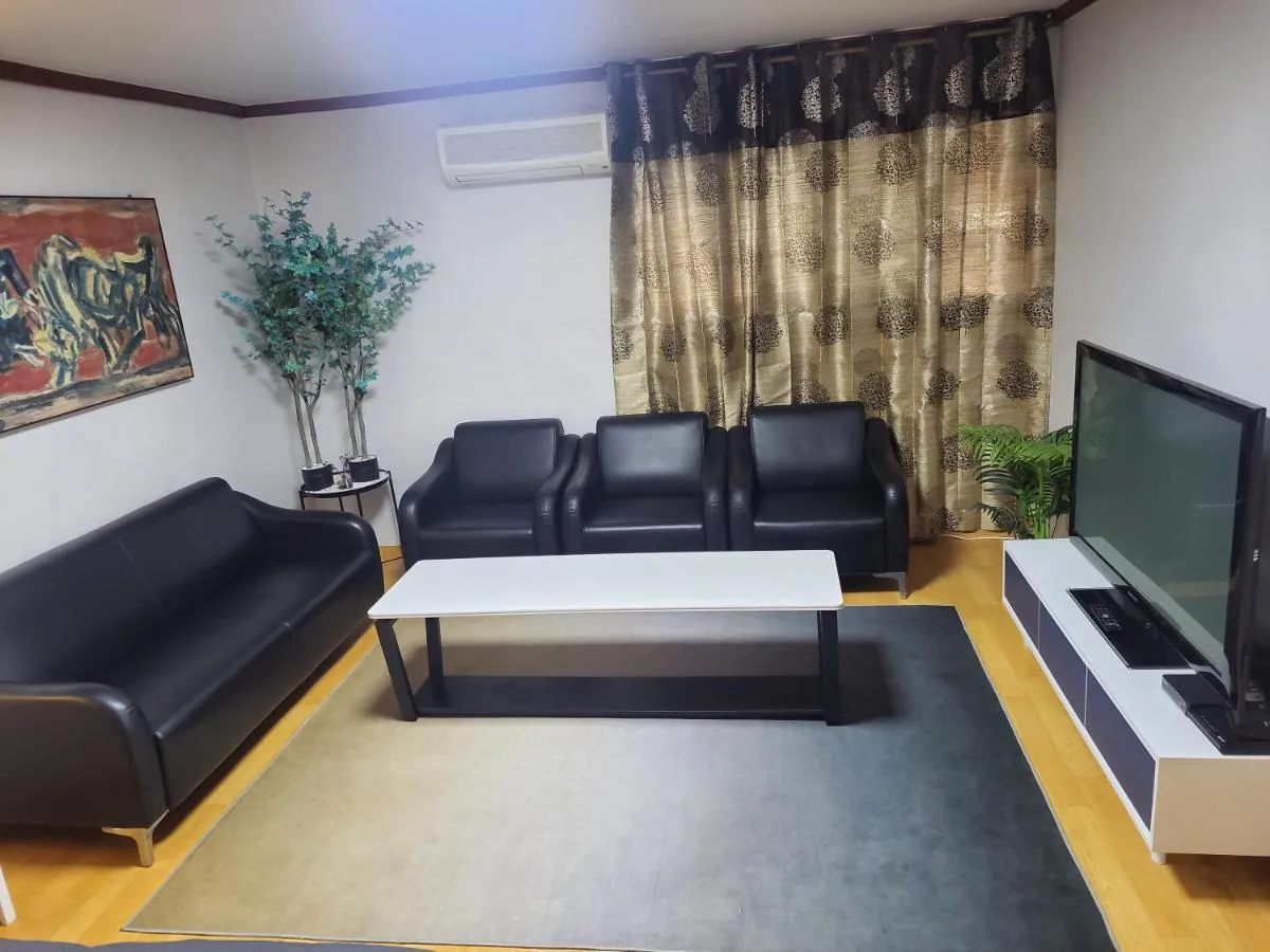 Image 5 of Spacious Master Suite #5