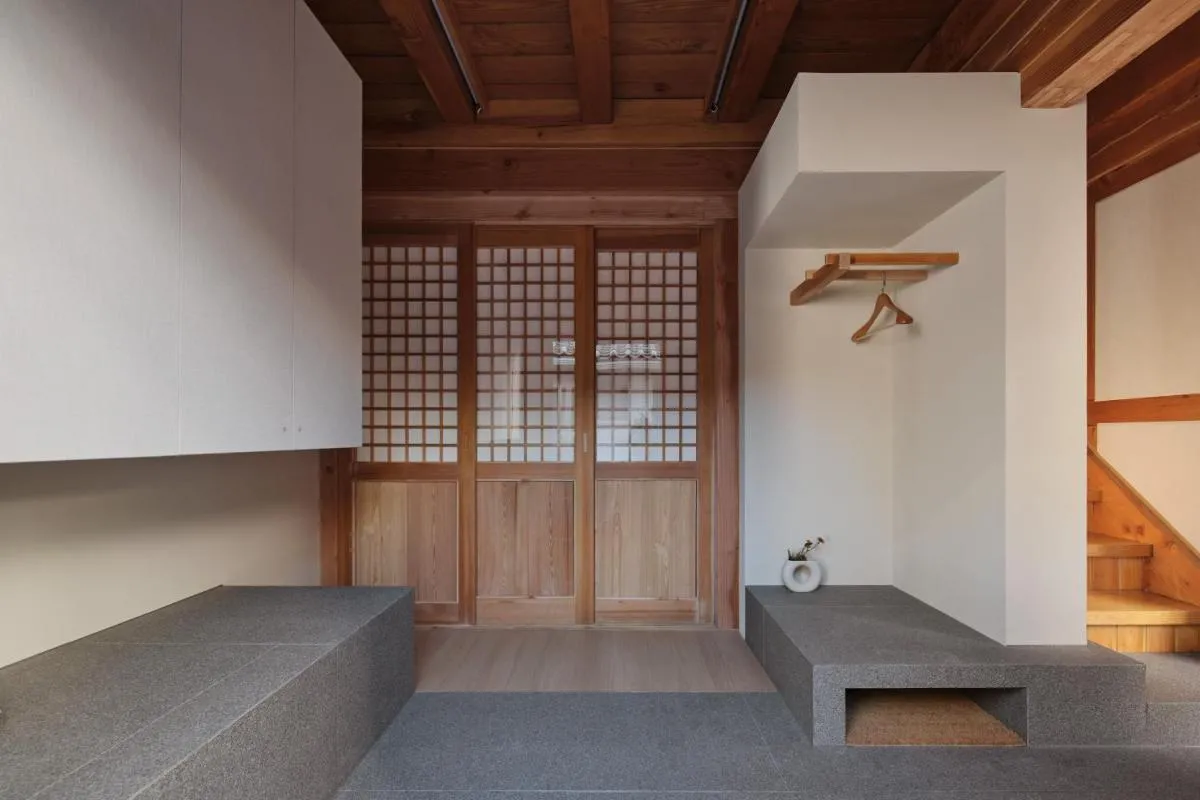 Image 2 of The Korean Traditional Hanok in Downtown Seoul for convenient public transportation – Seoul Ari