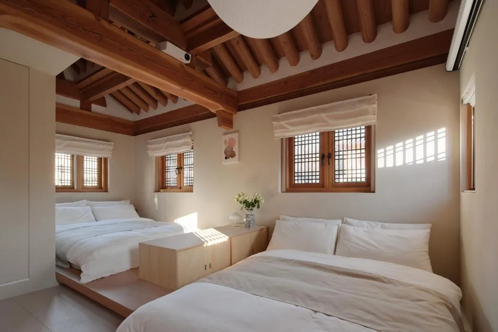 Image of The Korean Traditional Hanok in Downtown Seoul for convenient public transportation – Seoul Ari