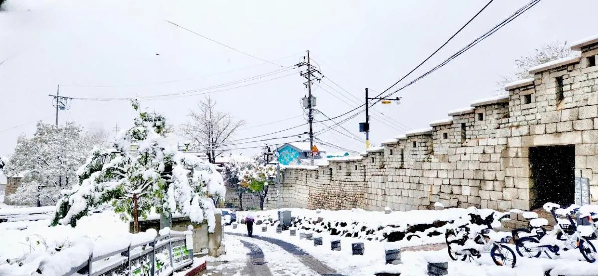 Image 2 of The Seoul city wall house